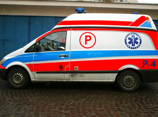 Kierowca jadł i nie widział, że ciągnie kobietę z przytrzaśniętą ręką