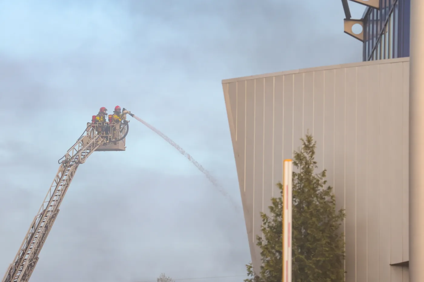 Płonie hala w Katowicach. Widać słup dymu
