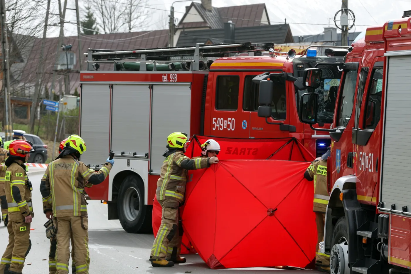 Rabka-Zdrój. Drzewo spadło na ludzi. Nie żyją trzy osoby, w tym dziecko