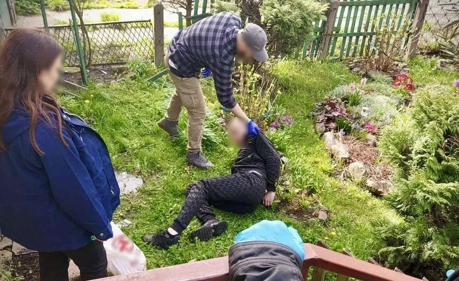 Wyskoczył przez okno prosto w ręce policjantów. Ukrywał blisko 30 kg narkotyków