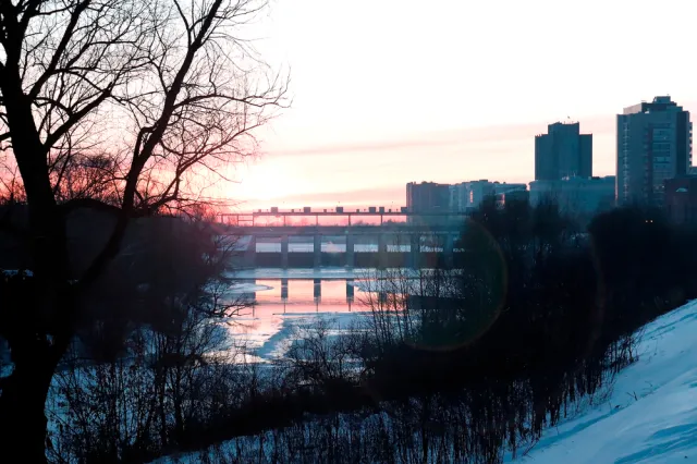 Do rosyjskiego miasta zbliża się "kolosalna" ilość wody. Zagrożona fabryka zbrojeniowa?