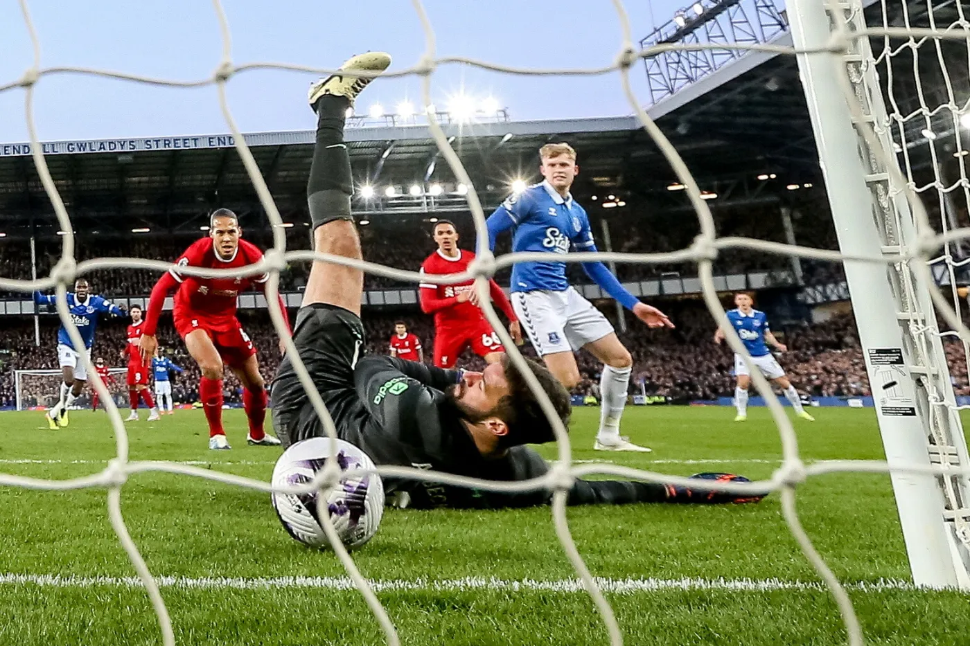 Liverpool przegrał derby. Manchester United uniknął kompromitacji [WIDEO]