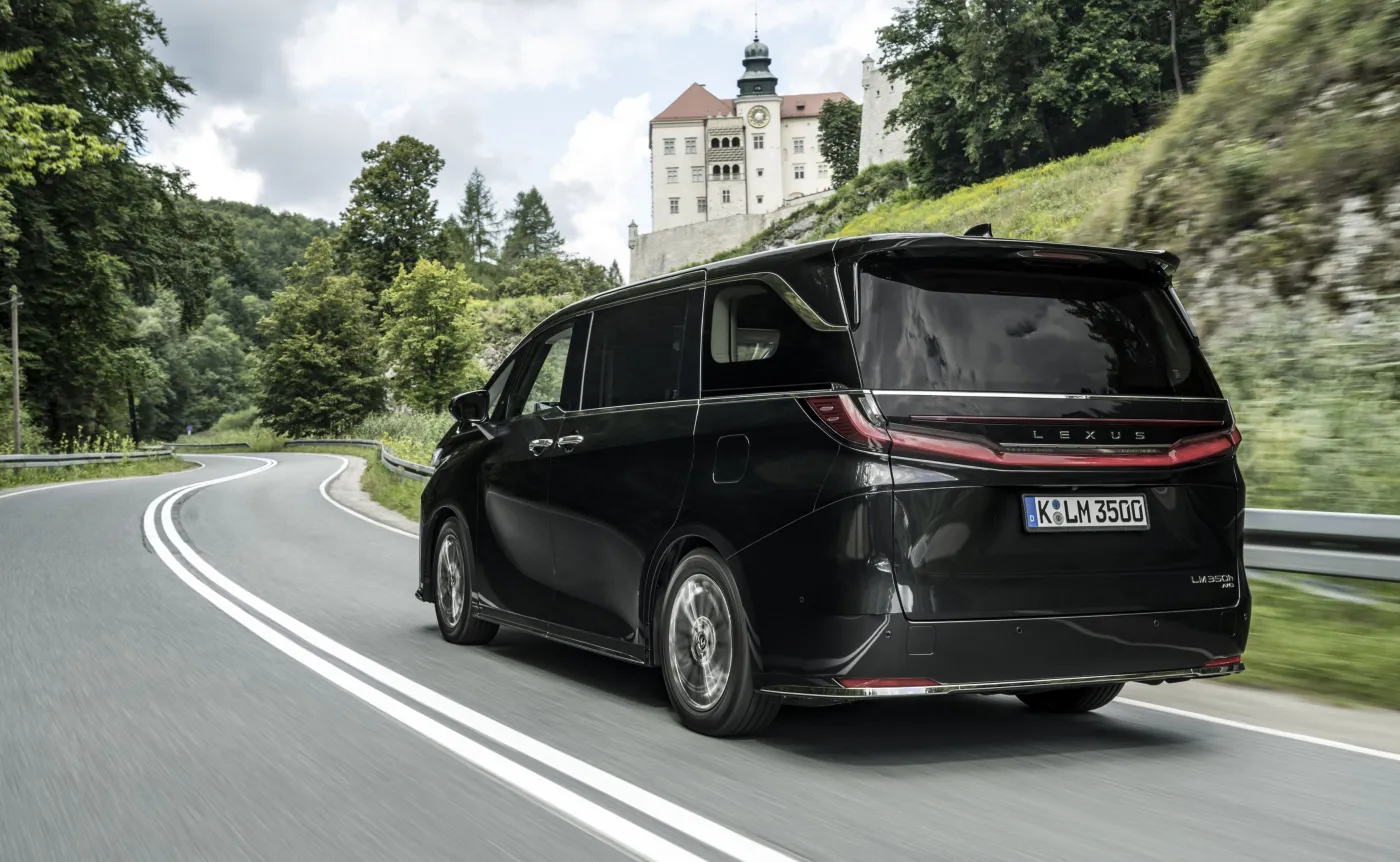 lexus-lm-350h-37949503.jpg