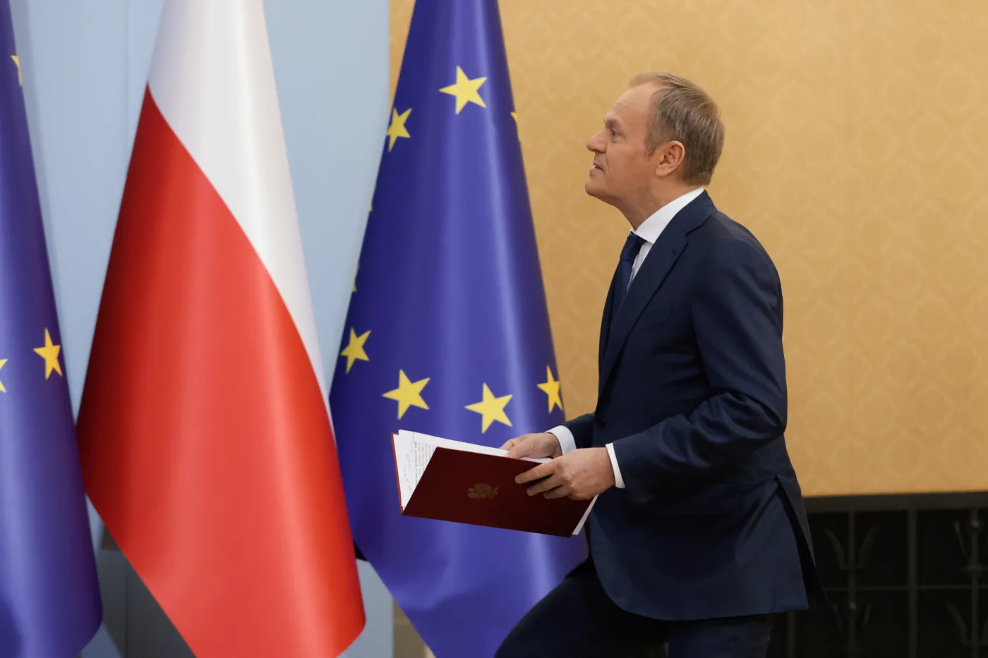 Zwolenników i przeciwników niemal po równo, ale... CBOS spytał o rząd Tuska