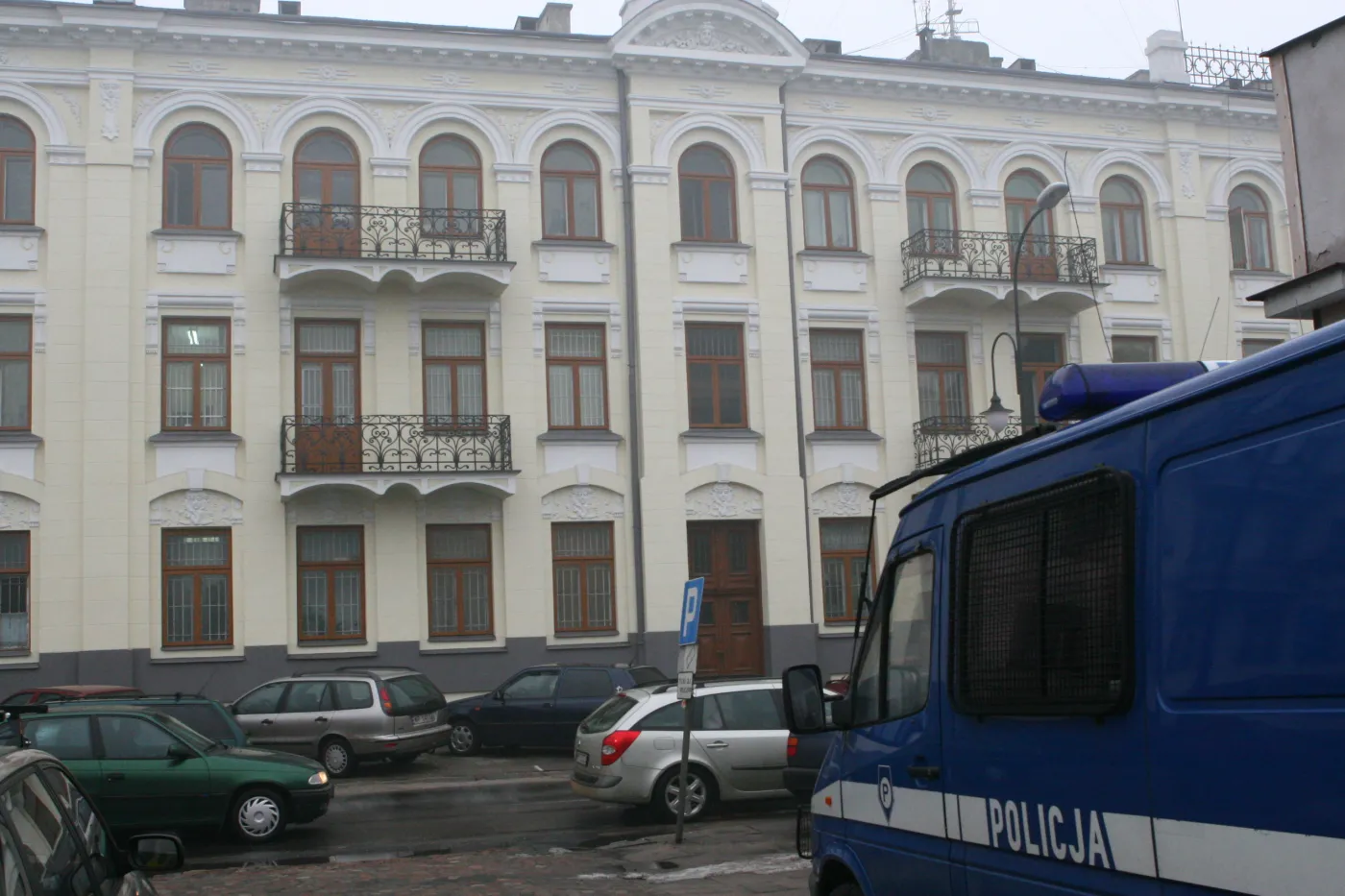 Nie żyje policjant z Płocka. Postrzelił się na komendzie z broni służbowej