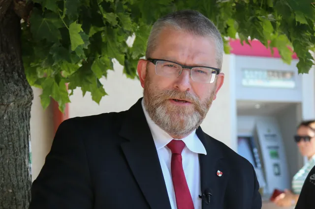 Incydent w Krakowie. Grzegorz Braun usunął flagę z kopca Kościuszki