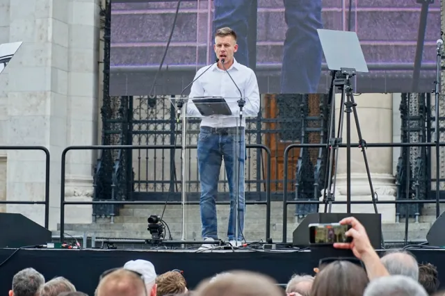 "Pojawił się znikąd" i... nagle zagroził Orbanowi