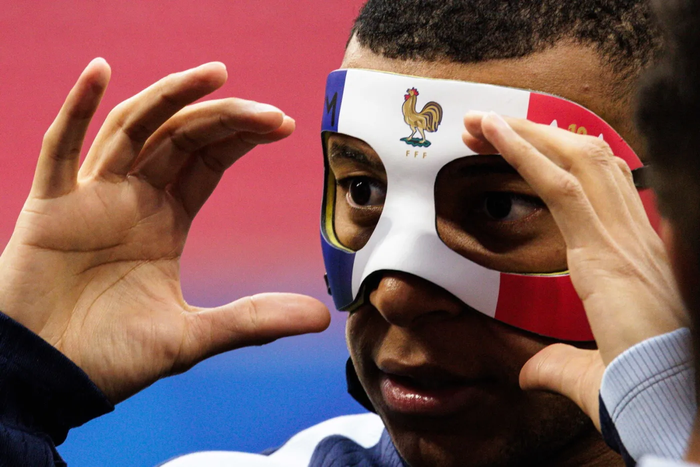 ME 2024. Mbappe trenował w masce. Koledzy naśmiewali się z jej wyglądu