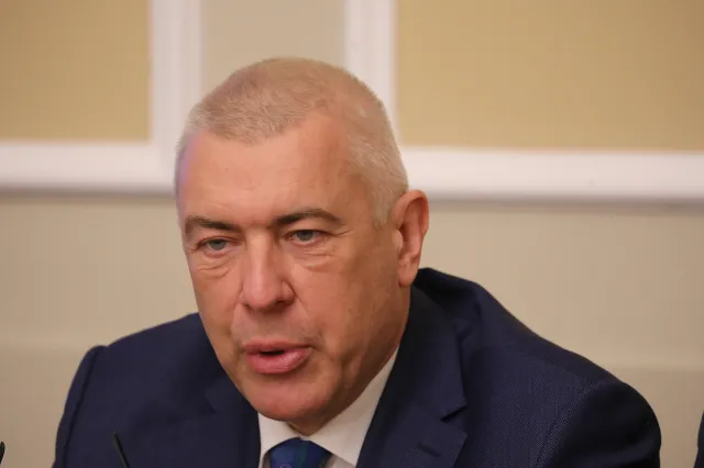 Michał Wójcik grozi pozwami. Roman Giertych uprzejmie: Podaję adres do doręczeń...