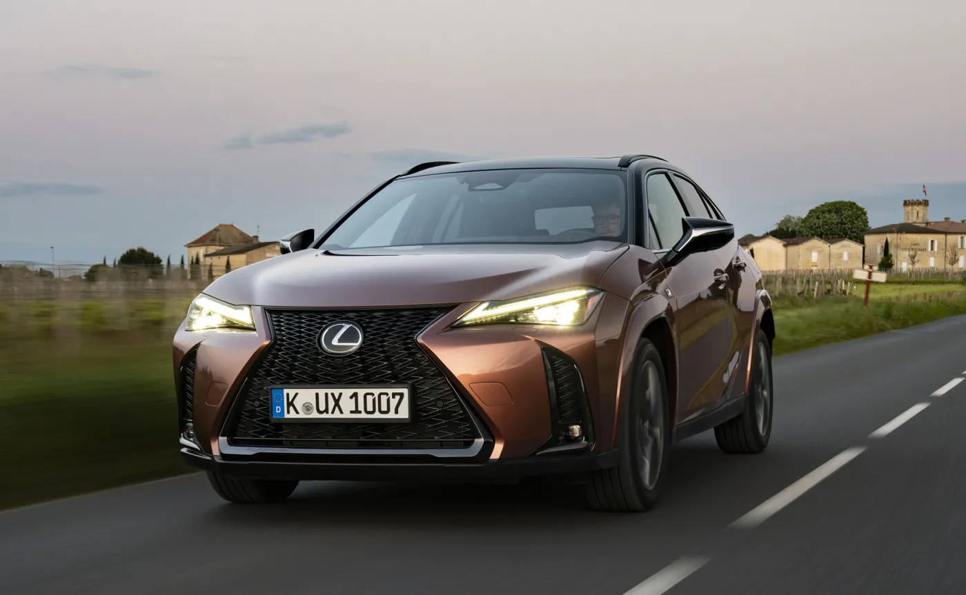 lexus-ux-300h-38230478.jpg