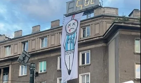 Skandaliczny transparent na budynku w Krakowie 