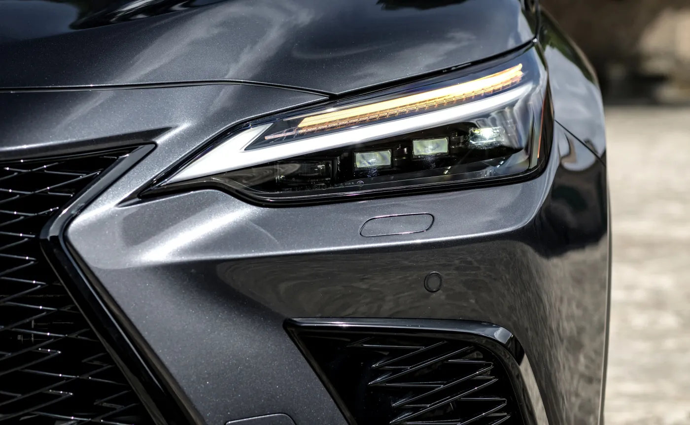 Lexus NX ostro tanieje! Teraz mocna hybryda 4x4 w cenie napędu na przód