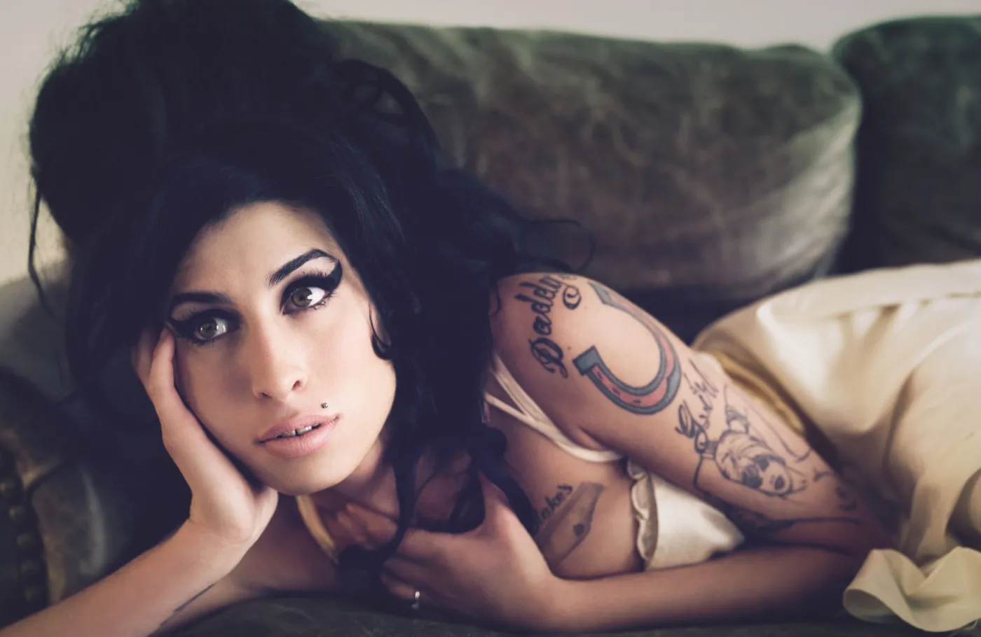 "Sława ją zabiła". Kontrowersyjna historia Amy Winehouse w polskich kinach