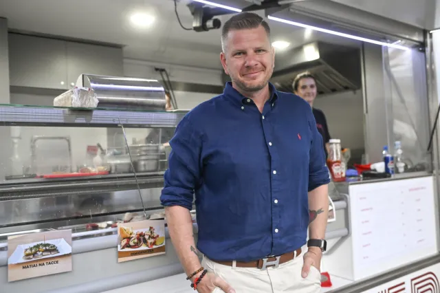 Filip Chajzer poświęcił budkę z kebabem. Zabrzmiała piosenka "Rzuć wszystko, co złe" [FOTO]