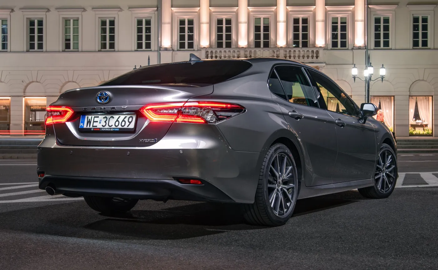 Toyota Camry ostro tanieje! Teraz cena hybrydy robi wielką różnicę