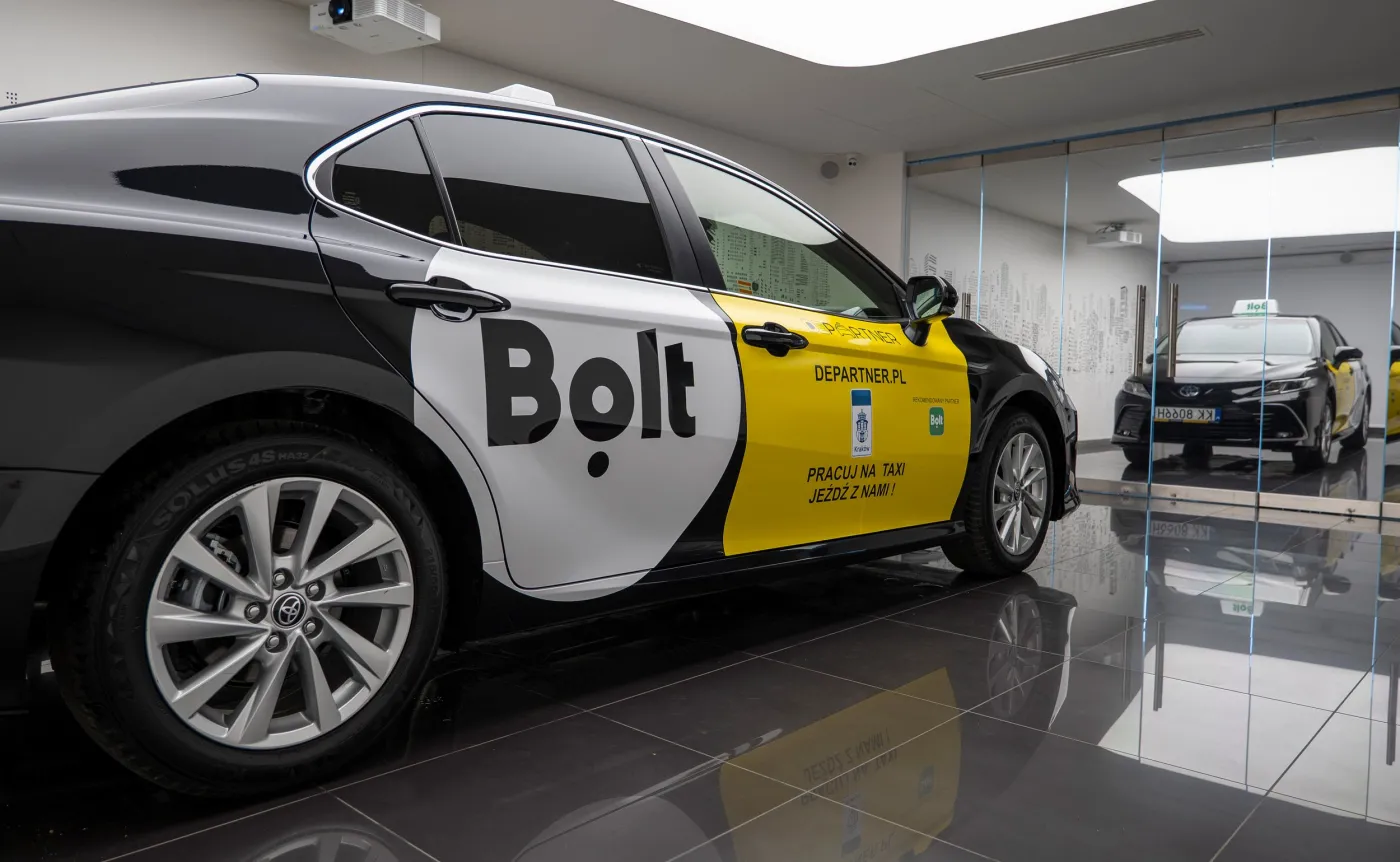 Toyota Camry rozbiła bank. Taksówkarze zachwyceni