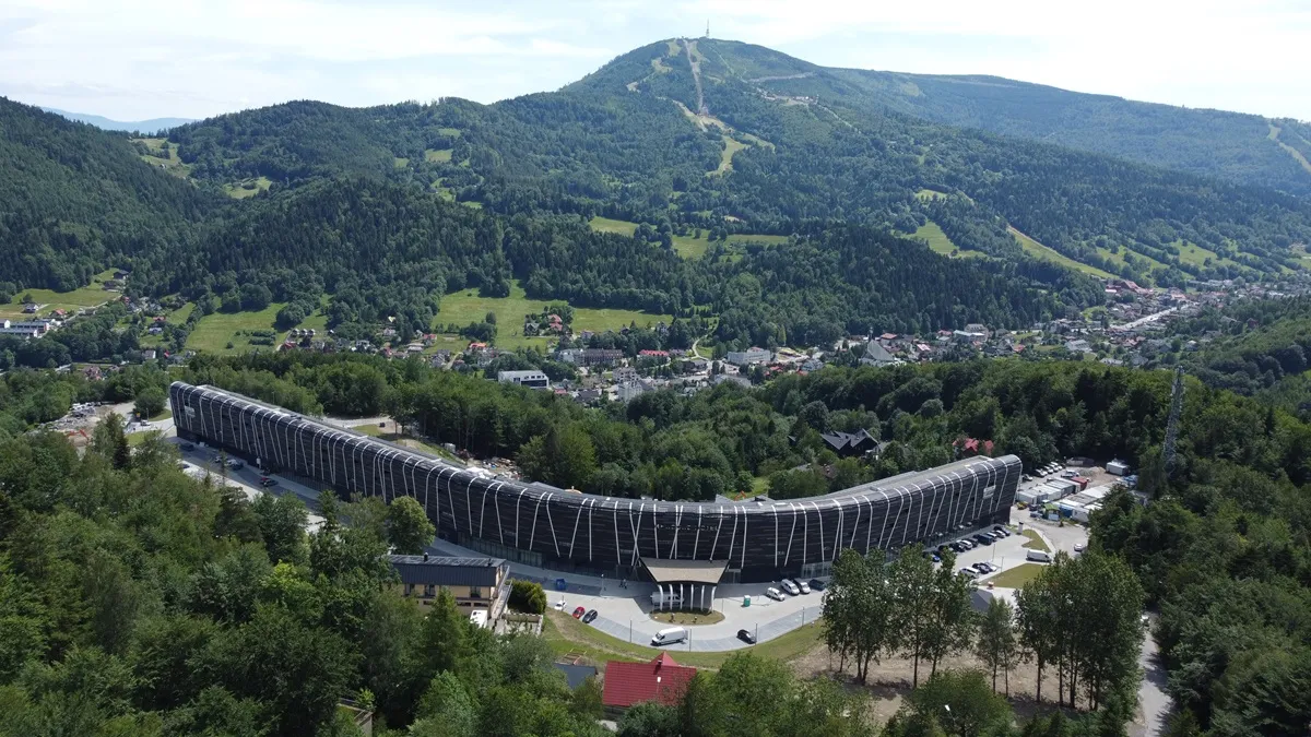 Takiego hotelu jeszcze nikt w Polsce nie wybudował. Totalny odlot w Beskidach [ZDJĘCIA]