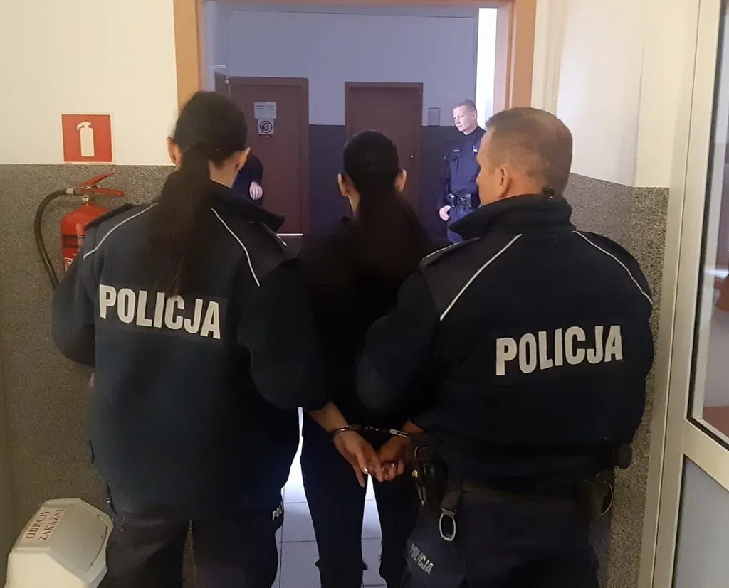 Znęcali się ze szczególnym okrucieństwem nad 13-miesięcznym dzieckiem. Policjanci z bydgoskiego Fordonu dopadli sprawców