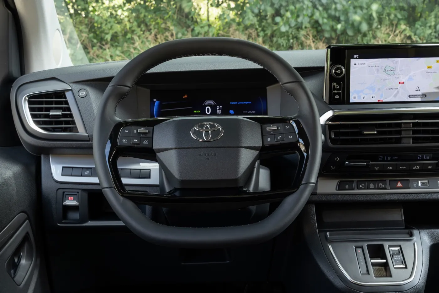 Nowe Toyoty wjeżdżają do salonów. Takich hybryd jeszcze nie było