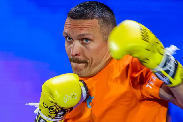Usyk zakuty w kajdanki na lotnisku w Krakowie. Zełenski wściekły na polskie służby