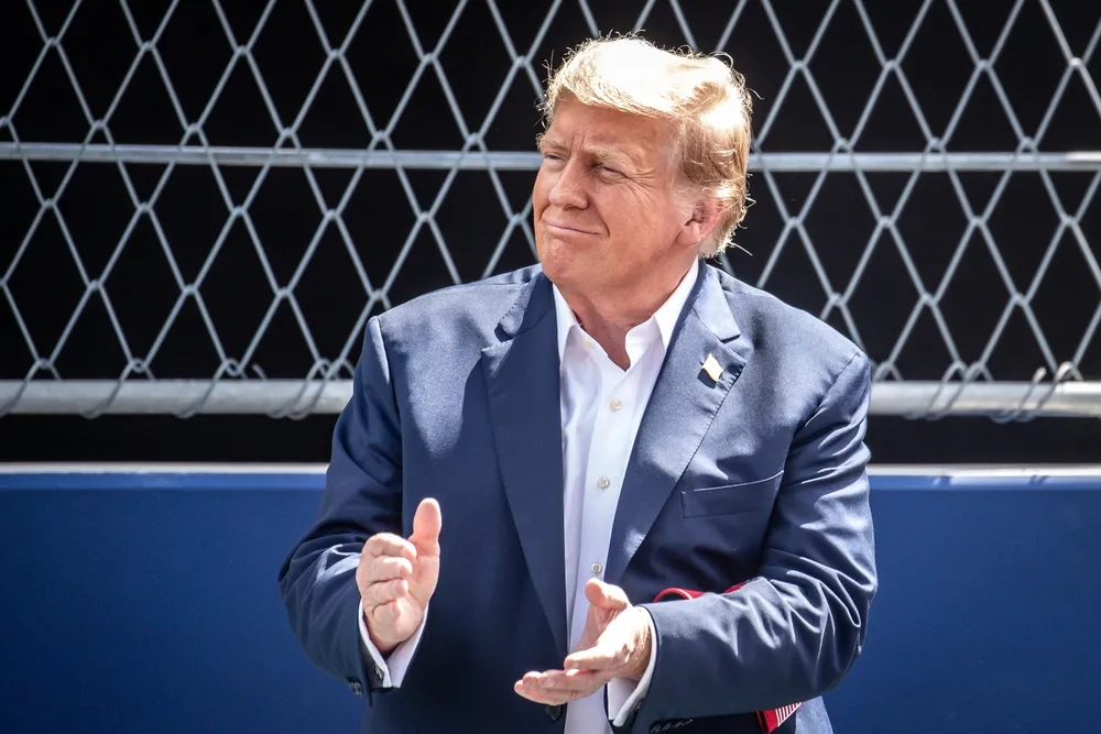 Patriotyczne Biblie Trumpa prosto z Chin. Nowy skandal w USA