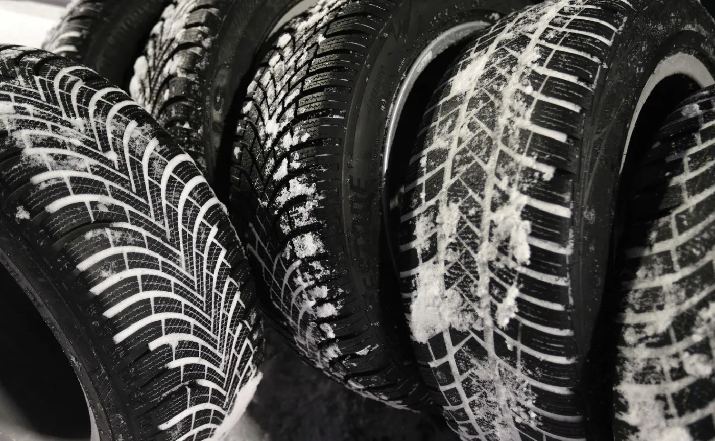 Opony zimowe czy wielosezonowe: Które lepiej wybrać?