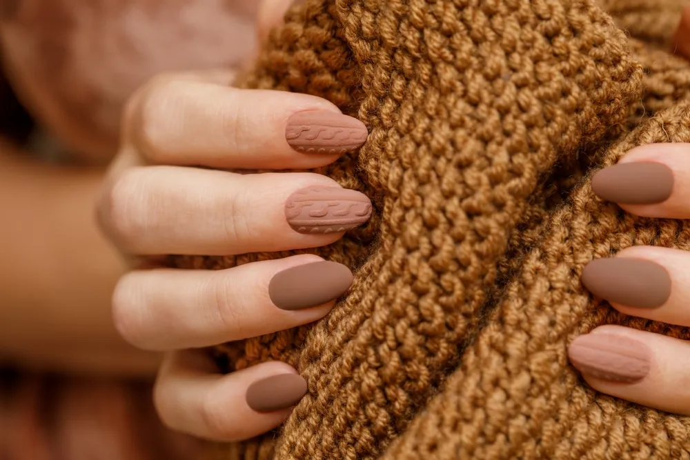 Modne paznokcie na jesień 2024: "teddy bear nails"