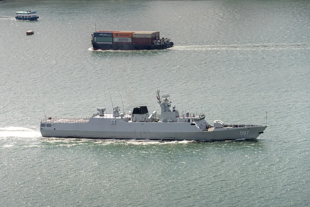 Wojskowe okręty gromadzą się przy wybrzeżu. Ministerstwo bije na alarm