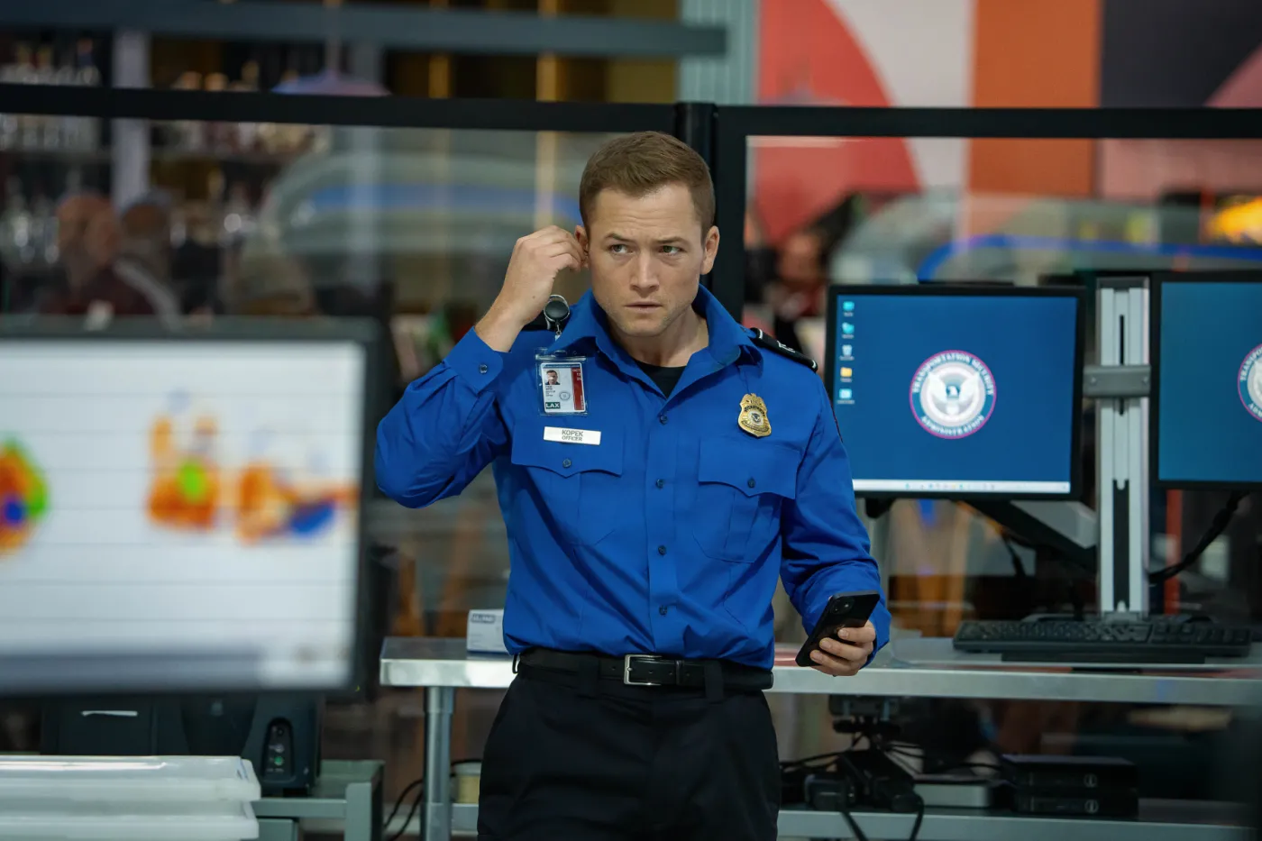 Taron Egerton w filmie "Kontrola bezpieczeństwa"