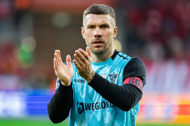 Lukas Podolski ofiarą prowokacji. Fryzjer zastawił na piłkarza pułapkę [WIDEO]