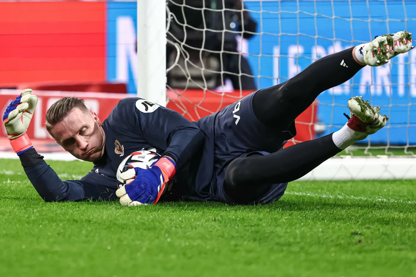 Marcin Bułka zawalił bramkę. Przez to jego drużyna straciła punkty [WIDEO]