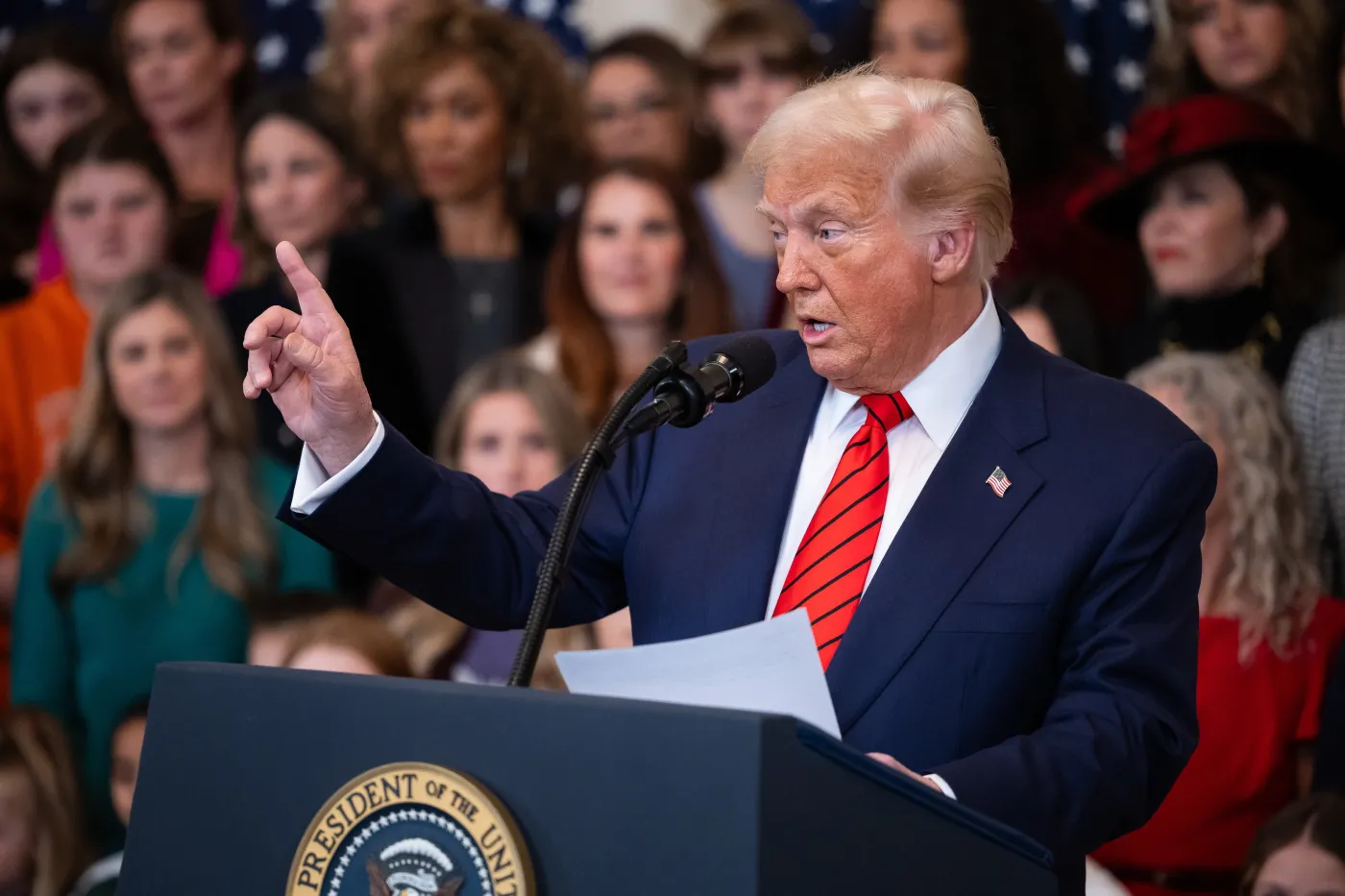 Decyzja Trumpa wykluczyła osoby transpłciowe. "Trzeba było to zrobić już dawno"