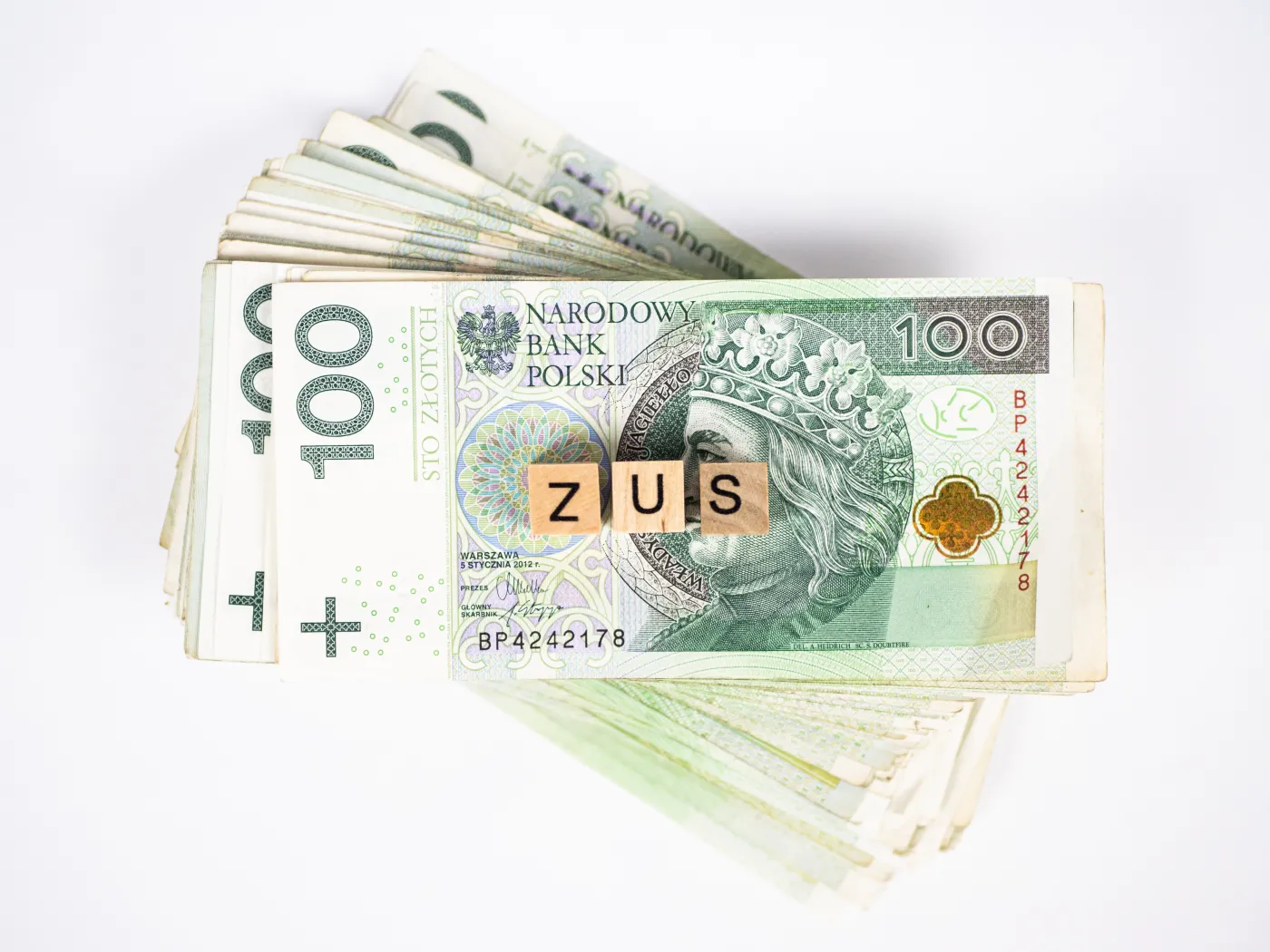 Wypłata dodatku dopełniającego do renty socjalnej już od maja 2025. Kto musi złożyć wniosek, a kto otrzyma pieniądze "z urzędu"?