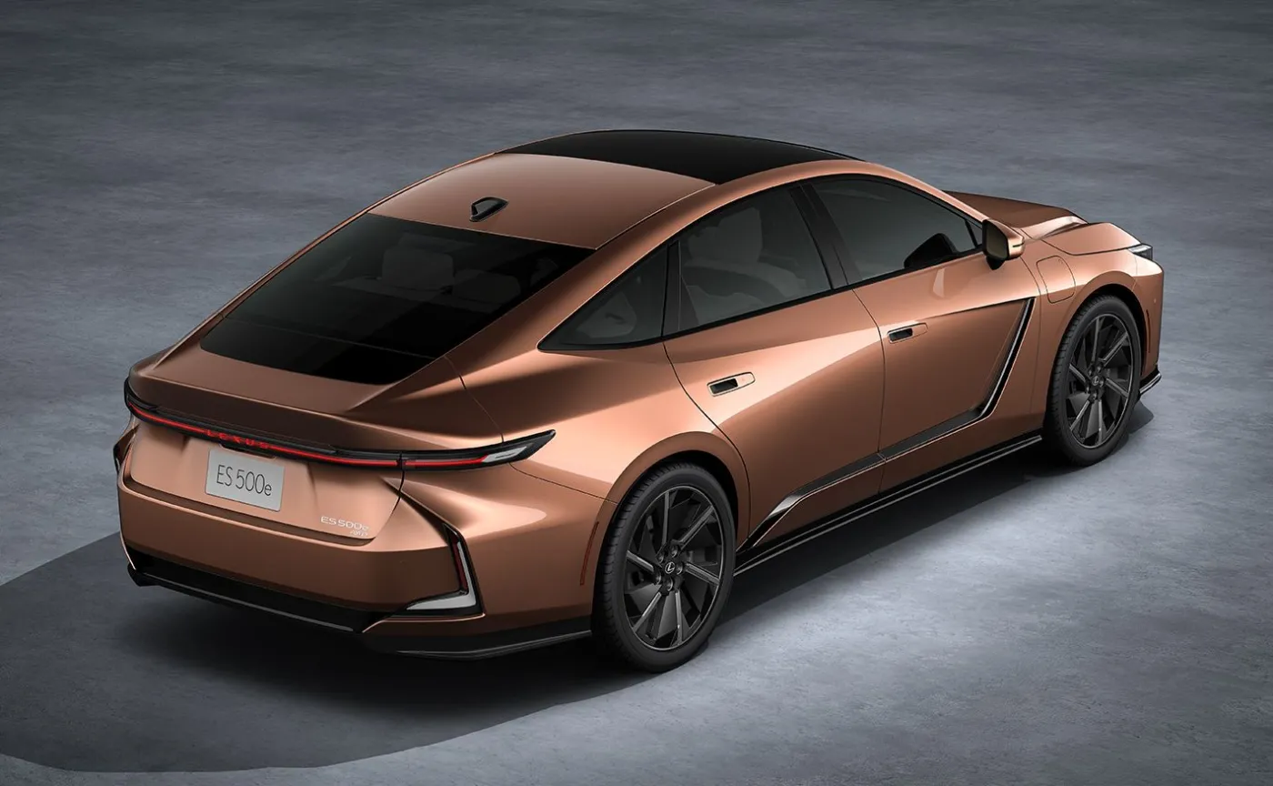 Nowy Lexus ES wjeżdża do Polski i tak wygląda. Hybryda 6. generacji sensacją