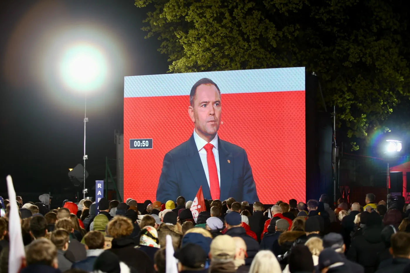 Nawrocki wręczył Trzaskowskiemu tęczową flagę. Zaskakująca reakcja