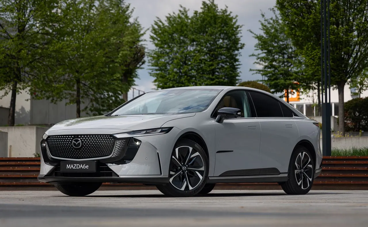 Nowa Mazda 6e od dziś w Polsce. Ceny premierowe sensacją