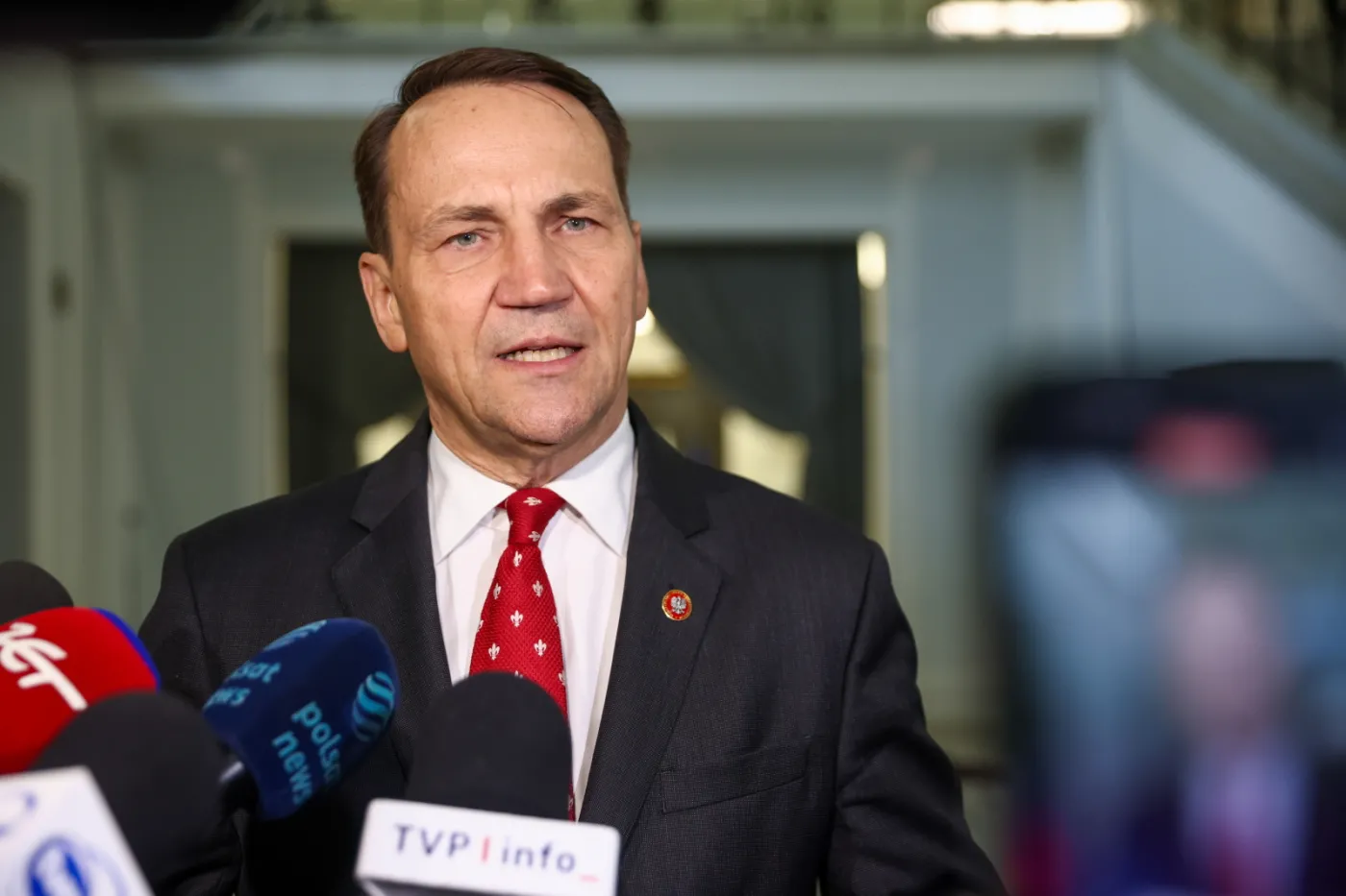 Przemówienie Sikorskiego "wywołało wściekłość na Kremlu". Jest odpowiedź Zacharowej