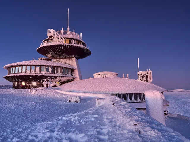 To najwyższy szczyt Karkonoszy. Jak się przygotować, by zdobyć go zimą?