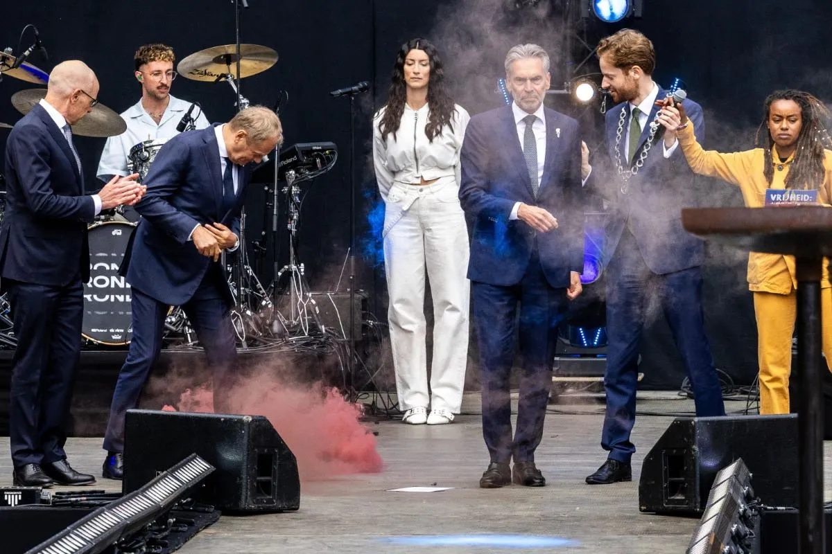 Incydent podczas wizyty Tuska w Holandii. Raca spadła pod nogi premiera