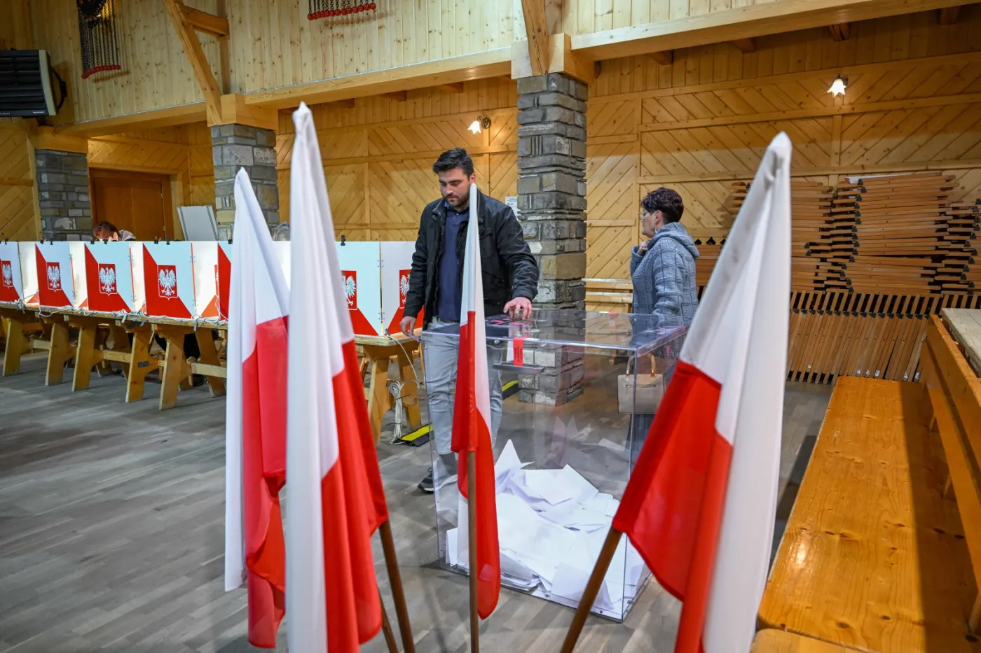 Trzaskowski zdeklasował konkurencję w Azji. Nawrocki z minimalnym poparciem