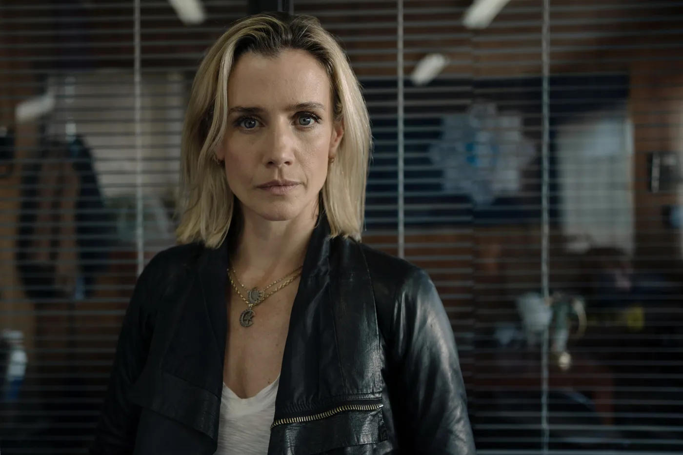 Lisa Dwan jako Fia Lacey w serialu "Blackshore"