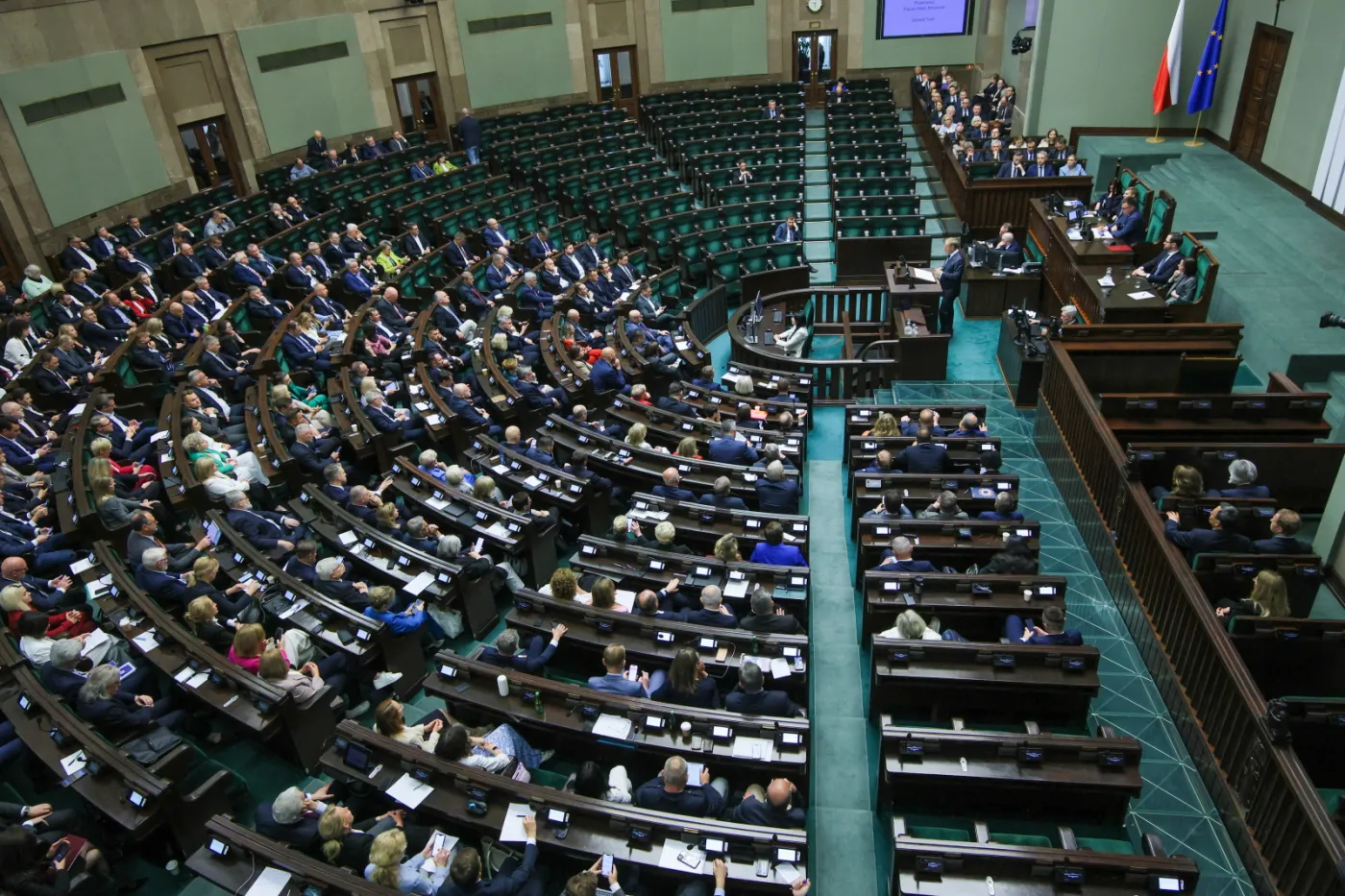 Wotum zaufania i puste ławy PiS. Tusk w mocnym przemówieniu w Sejmie