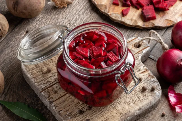 Botwinka do słoików na zimę. Genialny patent na obiad w 5 minut
