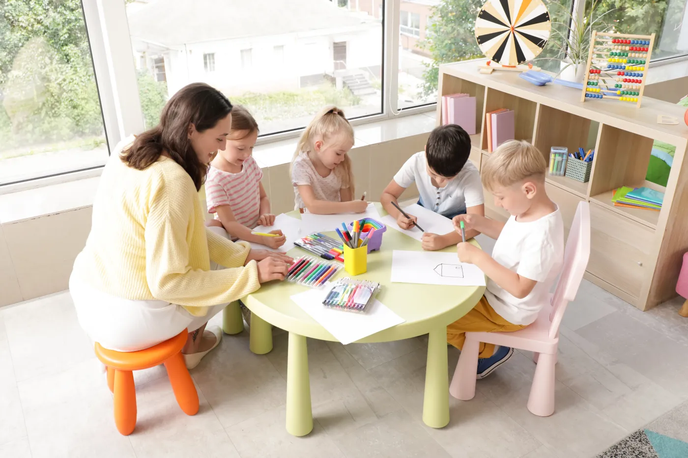 Nie tylko nauczyciel może uczyć. Przełomowa decyzja MEN wywołała burzę