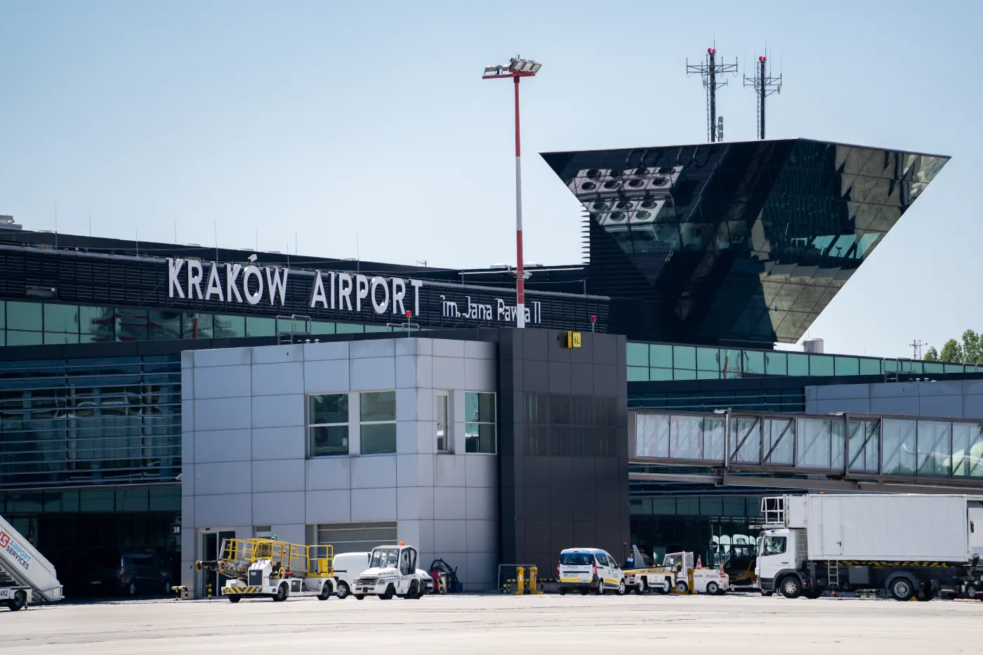 Akcja służb na lotnisku Kraków-Balice. Wstrzymano starty i lądowania