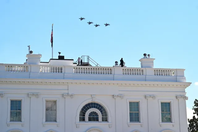 Myśliwce nad Białym Domem. Tak oddano hołd Polsce oraz zmarłemu pilotowi F-16 Krakowianowi