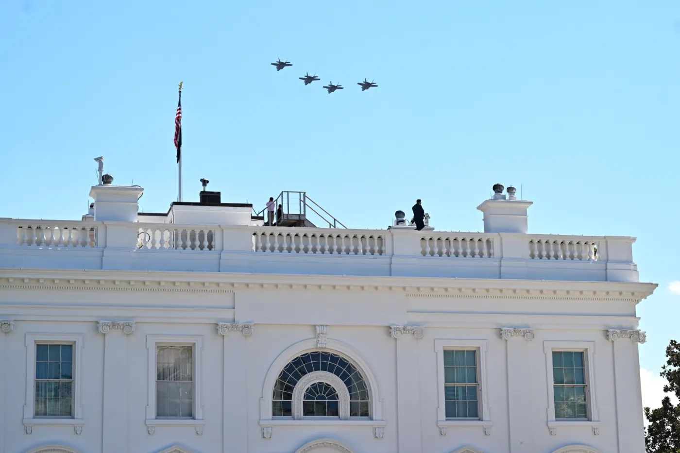 Myśliwce nad Białym Domem. Tak oddano hołd Polsce oraz zmarłemu pilotowi F-16 Krakowianowi