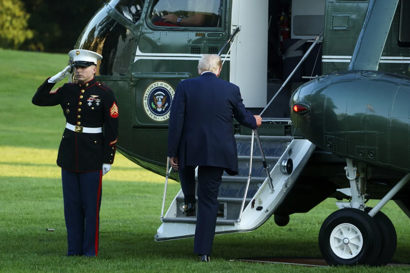 Celował laserem w śmigłowiec Trumpa. Marine One mógł mieć wypadek