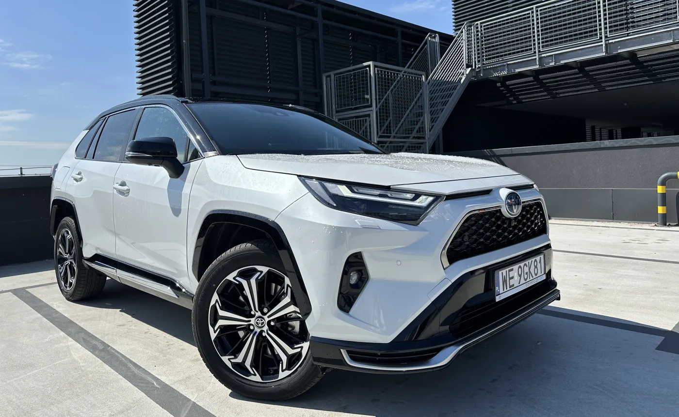 Ma silnik 2.5 i spala 3,7 l/100 km. Toyota trzęsie rynkiem. Cena hitem