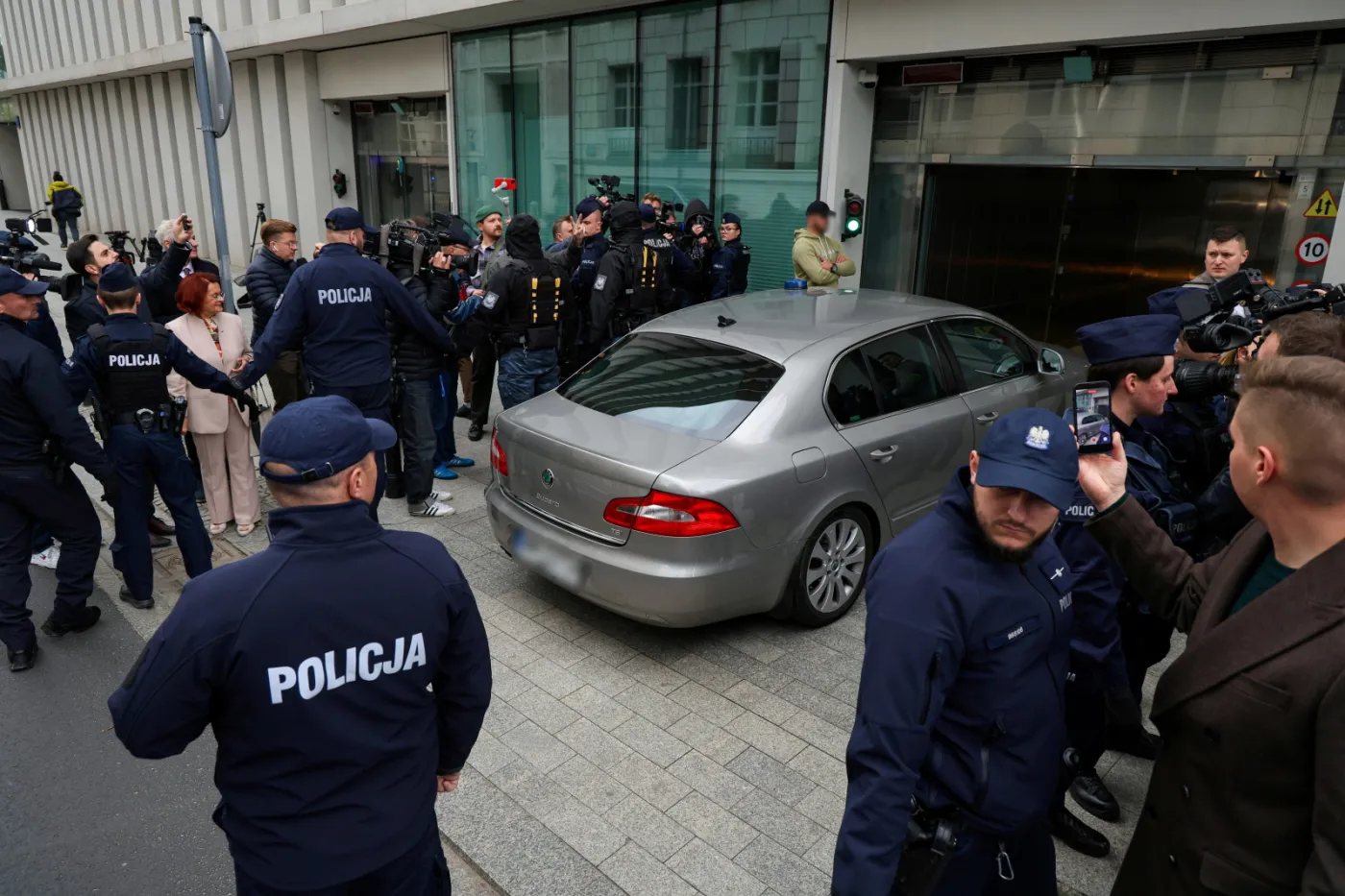 Ziobro zatrzymany. Policja czekała już na schodach samolotu